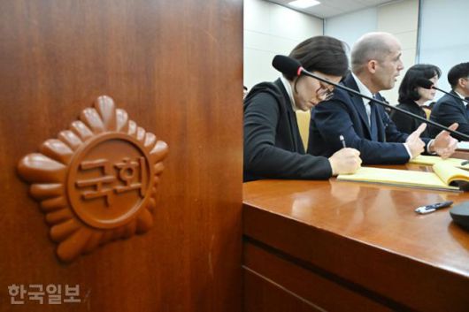 해럴드 로저스 쿠팡 대표이사가 17일 국회 과학기술정보방송통신위원회에서 열린 쿠팡 침해사고 관련 청문회에 출석해 의원 질의에 답하고 있다. 민경석 기자