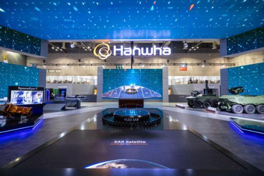 10월 경기 일산 킨텍스에서 열린 'ADEX 2025' 한화 전시관에 한화시스템의 초소형 합성개구레이다 위성 모형이 전시돼 있다. 한화시스템 제공