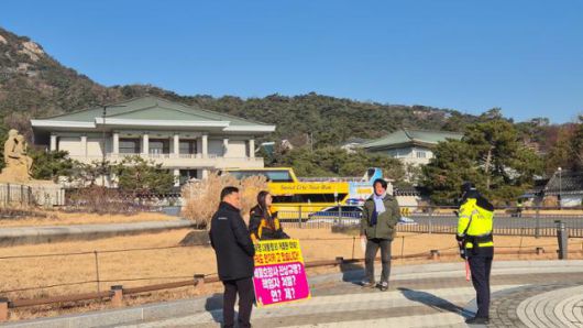 세월호 참사 유가족 전인숙(고 임경빈 군 어머니)씨가 청와대 복귀를 한 주 앞둔 18일 서울 종로구 청와대 남측 분수광장에서 피켓을 들고 4년 9개월 만에 다시 1인 시위를 하고 있다. 이재명 기자