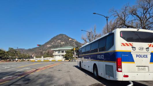 청와대 복귀를 한 주 앞둔 18일 서울 종로구 청와대 남측 길가에 경찰 기동대 버스가 주차돼 있다. 이재명 기자