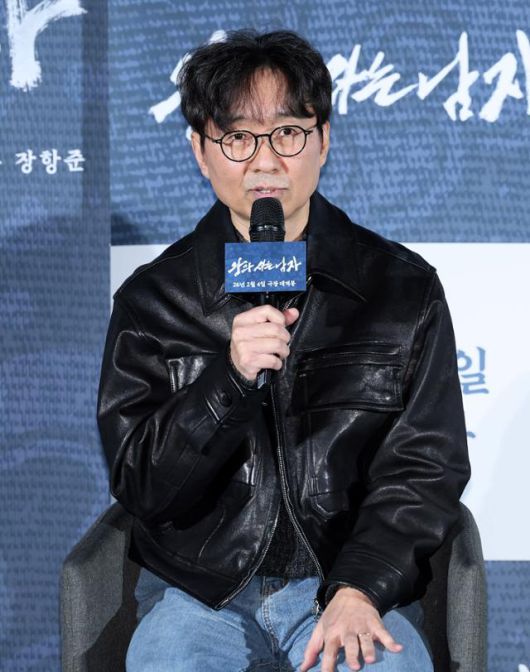장항준 감독이 19일 오전 서울 용산구 CGV 용산아이파크몰에서 열린 영화 '왕과 사는 남자' 제작보고회에서 인사말을 하고 있다. 뉴시스
