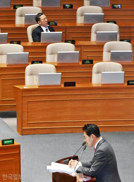 정성호(왼쪽 위) 법무부 장관이 23일 오전 국회에서 열린 본회의에 참석해 장동혁 국민의힘 대표가 필리버스터를 하는 동안 졸고 있다. 민경석 기자