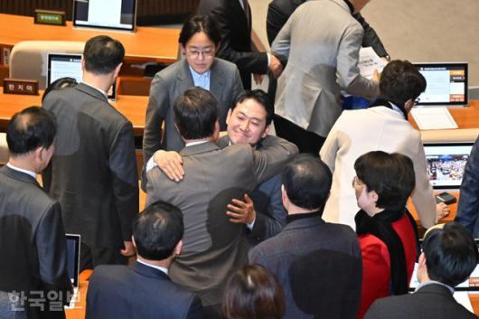 장동혁 국민의힘 대표가 23일 국회에서 열린 본회의에서 24시간 동안의 내란전담재판부 설치 특별법 등에 대한 필리버스터를 마친 뒤 의원들의 격려를 받고 있다. 민경석 기자