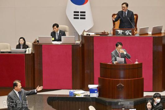 김병주(맨 왼쪽) 더불어민주당 의원이 23일 오전 국회에서 열린 본회의에서 장동혁 국민의힘 대표가 내란전담재판부 설치 특별법 등에 대한 필리버스터를 하는 도중 장 대표의 장시간 필리버스터로 인해 찬성토론 기회가 주어지지 않는다며 항의하고 있다. 민경석 기자