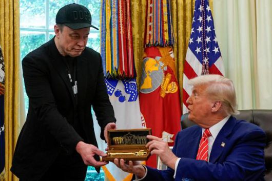 5월 30일 일론 머스크(왼쪽) 테슬라 최고경영자(CEO)가 도널드 트럼프 미국 대통령으로부터 황금열쇠를 건네받고 있다. 워싱턴=로이터 연합뉴스