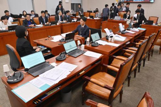 18일 국회에서 열린 법제사법위원회 전체회의에서 정보통신망법 개정안이 국민의힘 의원들의 퇴장한 가운데 통과되고 있다. 민경석 기자