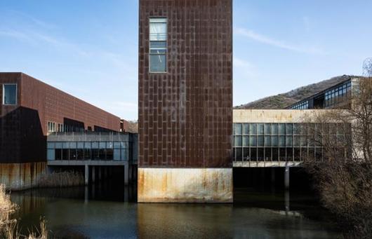 물과 산 사이에 위치한 아시아출판문화정보센터.