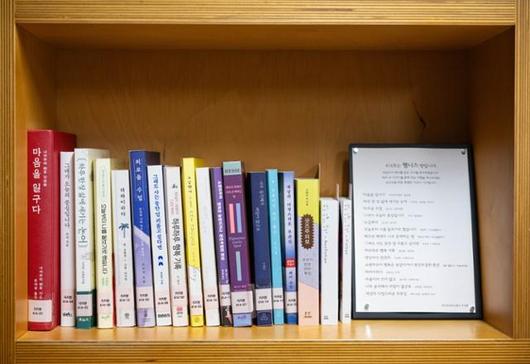 라이브러리 스테이 지지향에는 객실마다 다른 주제의 책이 비치돼 있다.