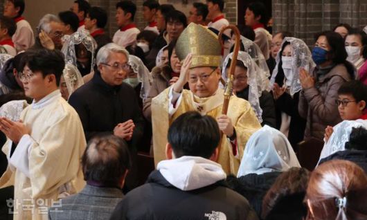 성탄절을 맞은 25일 서울 중구 명동대성당에서 정순택 천주교 서울대교구 대주교가 성탄 대축일 낮 미사를 집전하고 있다. 사진공동취재단