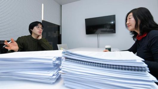 정진새(왼쪽) 김명화 극작가 겸 연출가가 19일 서울 중구 한국일보에서 2026 한국일보 신춘문예 희곡 부문을 심사하며 의견을 나누고 있다. 임지훈 인턴기자