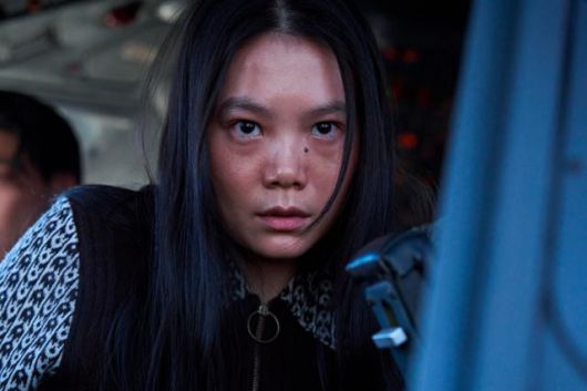 영화 '굿뉴스'에서 일본 비행기 납치범들인 적군파의 유일한 여성 단원 아스카를 연기한 야마모토 나이루. 넷플릭스 제공