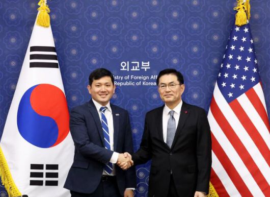 16일 서울 종로구 외교부 청사에서 열린 한미 정상회담 조인트 팩트시트(공동설명자료) 후속 협의에 참석한 정연두 외교전략정보본부장(오른쪽)과 케빈 김 주한미국대사대리가 악수하고 있다. 연합뉴스