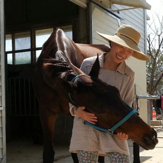 '초롱이 엄마' 영애씨가 입양한 퇴역 경주마 '초롱이'를 쓰다듬고 있다. 초롱이 엄마 영애씨 제공