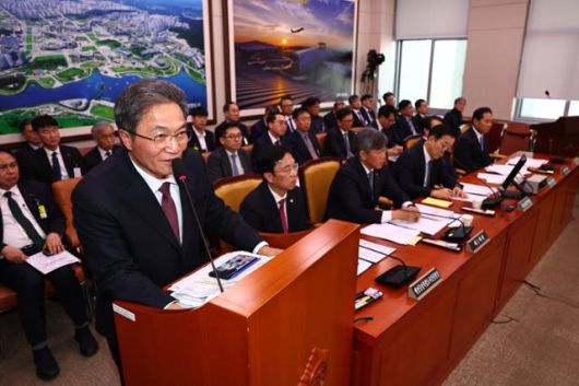○○○ 인천국제공항공사 사장이 17일 오전 서울 여의도 국회 국토교통위원회 전체회의에 출석해 의원 질의에 답변하고 있다. 뉴시스