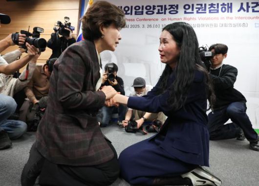 해외입양인 김유리씨가 3월 26일 서울 중구 남산스퀘어빌딩에서 열린 진실화해위원회 해외입양과정 인권침해 사건 진실규명 결정 발표 기자회견에서 박선영 위원장에게 무릎을 꿇고 진실규명을 호소하고 있다. 진실화해위는신청인 367명의 사건 중 56건에 대해서만 인권침해로 규정하고 국가의 공식 사과를 권고했다. 뉴스1