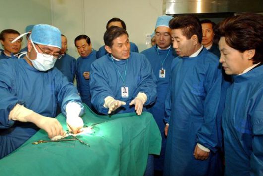 2003년 12월 10일 노무현 대통령과 권양숙 여사는 서울대병원 임상의학연구소에서 광우병 내성소와 장기이식용 돼지 생산 성과를 보고받았다. 그리고 비공개 독대 자리에서 황우석은 1번 줄기세포 수립 성공을 보고했다. 한국일보 자료사진