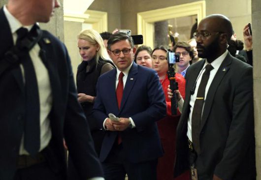 마이크 존슨(루이지애나·공화) 미국 하원의장이 17일 워싱턴 하원을 떠나면서 취재진의 질문에 답하고 있다. 워싱턴=AFP 연합뉴스