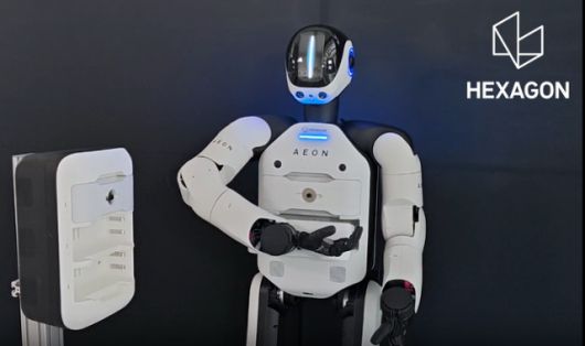 헥사곤이 제작한 산업용 휴머노이드 로봇인 '이온'이 스스로 배터리를 갈고 있다. 이온 홍보영상 캡처