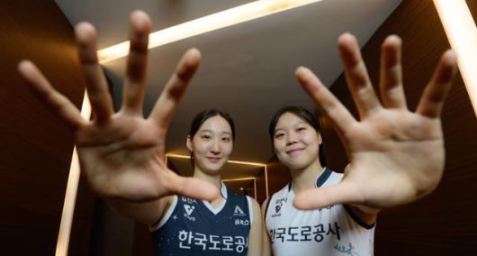 김세빈(왼쪽)과 이지윤이 17일 경기 수원시 노보텔 앰배서더 수원에서 본보와 인터뷰에 앞서 사진촬영을 위해 포즈를 취하고 있다. 하상윤 기자