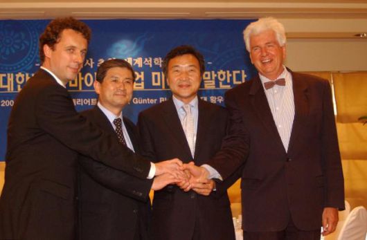 2005년 7월 7일 메리어트호텔에서 손학규 경기도지사 초청한 바이오분야 세계석학 대담이 열렸다. 이 자리에서 만난 (왼쪽부터) 울프 네바스 한국파스퇴르연구소 소장, 황우석, 손학규, 노벨상 수상자인 귄터 블로벨 미 록펠러대 교수가 만나 손을 잡고 있다. 한국일보 자료사진