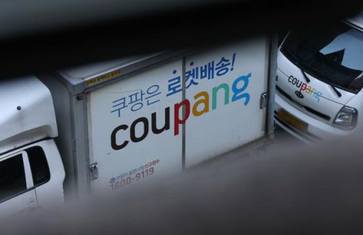 대통령실이 쿠팡의 대규모 개인정보 유출사태 대책 마련을 위한 관계부처 장관급 회의를 연 25일 서울의 한 주차장에 쿠팡 배송차량이 주차돼 있다. 연합뉴스