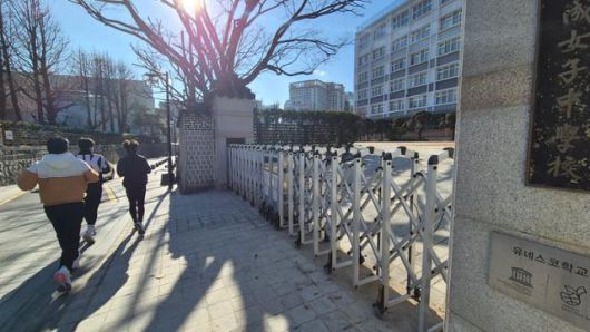 25일 서울 종로구 송현동 덕성여자중학교 정문 앞으로 '러닝족'이 달려가고 있다. 이재명 기자