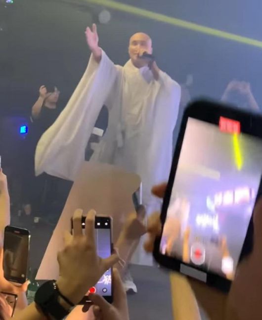 불교 가르침을 EDM과 함께 전파해 인기를 끌고 있는 ‘뉴진스님' 개그맨 윤성호씨가 말레이시아 쿠알라룸푸르의 한 댄스 클럽에서 공연을 펼치고 있다. 위카시옹 페이스북