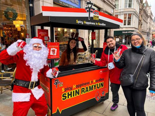 농심이 영국 런던 피카딜리 서커스에서 신라면 프로모션을 진행하고 있다. 농심 제공