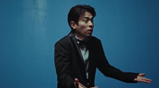 박정민은 '굿 굿바이' 뮤직비디오에서 제멋대로 구는 화사에 화도 내고 짜증도 낸다. 그렇지만 그는 좋게 작별한다. '굿 굿바이' 뮤직비디오 캡처