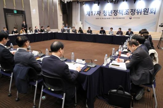 김민석 국무총리(무대에서 가까운 줄 왼쪽에서 다섯번째)가 26일 서울 마포구 중소기업DMC타워에서 열린 제17차 청년정책조정위원회를 주재하고 있다. 연합뉴스