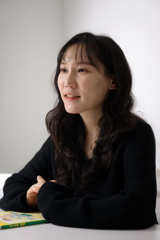 조우리 작가는 이 세상에 잘 쓰는 사람이 너무 많아서 나까지 굳이 쓸 필요는 없겠다는 생각에 글 쓰는 일과는 거리를 두고 살다 30대 후반 다시 써보자고 생각했다며 당시 우연히 십 대를 화자로, 십 대 시절 마음을 떠올리며 썼더니 이야기가 잘 풀려서 계속 청소년소설을 쓰고 있다고 했다. 하상윤 기자