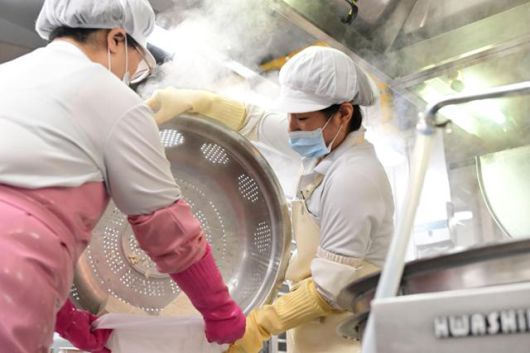 지난해 10월 23일 대구의 한 고등학교에서 급식 조리사들이 쪄낸 두부를 옮겨 담고 있다. 대구=최주연 기자