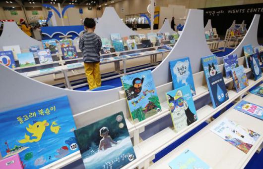 한 어린이가 11일 부산 해운대구 벡스코 제1전시장에서 열린 2025 부산국제아동도서전에서 전시 중인 도서를 살펴보고 있다. 뉴스1