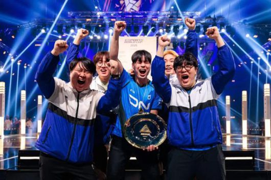 올해 EWC에서 철권8 종목에서 우승하며 2년 연속 챔피언에 오른 임수훈(가운데) 선수가 동료들과 환호하고 있다. EWC제공