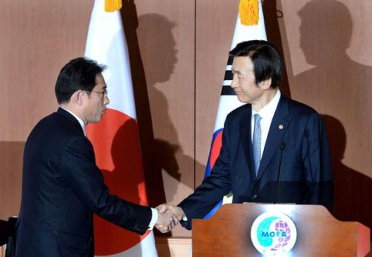 윤병세 당시 외교부 장관과 기시다 후미오 일본 외무장관이 2015년 12월 28일 서울 종로구 도렴동 외교부 청사에서 일본군 위안부 합의 관련 한일외교장관 공동기자회견을 마치고 악수하고 있다. 홍인기 기자