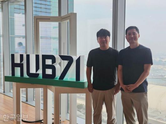 5일(현지시간) AI 스타트업 '레드브릭'의 양영모(왼쪽) 대표와 이광용 총괄이 UAE 아부다비 알 마리야섬 글로벌마켓 내 '허브71'에서 포즈를 취하고 있다. 아부다비=김태연 기자
