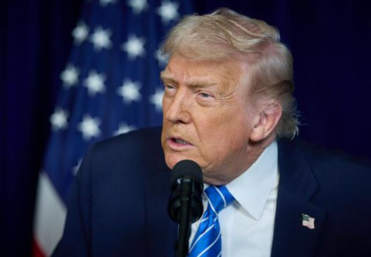 도널드 트럼프 미국 대통령이 28일 플로리다주 팜비치에서 볼로디미르 젤렌스키 우크라이나 대통령과 회담 내용을 설명하고 있다. 팜비치=EPA 연합뉴스