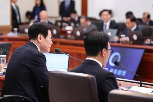 이재명 대통령이 30일 청와대에서 열린 국무회의에서 발언하고 있다. 뉴스1