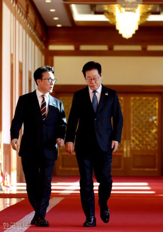 이재명 대통령이 30일 국무회의를 주재하기 위해 김민석 국무총리와 함께 청와대 세종실로 향하며 이야기하고 있다. 왕태석 선임기자