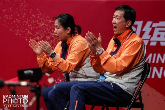 박주봉(오른쪽) 한국 배드민턴 대표팀 감독이 21일 중국 항저우 올림픽스포츠센터에서 열린 세계배드민턴연맹(BWF) 월드 투어 파이널스 2025에서 선수들을 응원하고 있다. 대한배드민턴협회 제공