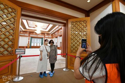 청와대 본관 및 관저가 개방된 2022년 5월 26일 청와대 본관 충무실 앞에서 관람객이 기념사진을 촬영을 하고 있다. 최주연 기자