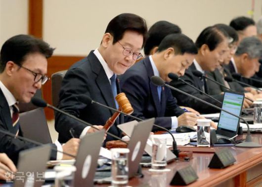 이재명 대통령이 30일 청와대 세종실에서 국무회의를 주재하고 있다. 왕태석 선임기자