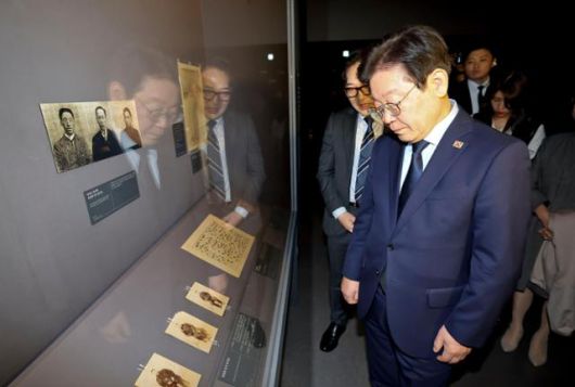 이재명 대통령이 더불어민주당 대표 시절인 지난해 11월 서울 종로구 대한민국역사박물관에서 열린 안중근 의사 하얼빈 의거 115주년 기념 특별전시 '안중근 書'를 관람하고 있다. 고영권 기자