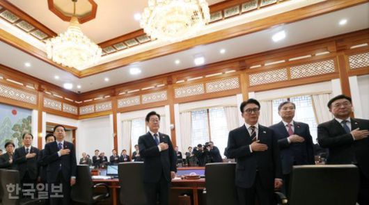 이재명 대통령이 30일 서울 청와대 세종실에서 열린 국무회의에서 국민의례를 하고 있다. 왕태석 선임기자