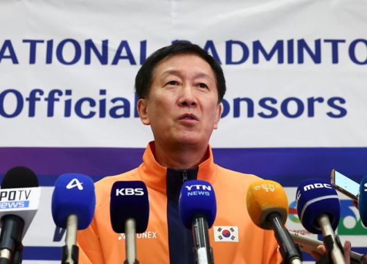 박주봉 대한민국 배드민턴 국가대표팀 감독이 22일 인천 중구 인천국제공항 제1여객터미널으로 2025 세계배드민턴연맹(BWF) 월드 투어 파이널 대회를 마치고 귀국한 뒤 인터뷰를 하고 있다. 뉴시스