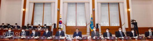 2022년 5월 3일 문재인 전 대통령이 청와대 세종실에서 임기 중 마지막 국무회의를 주재하고 있다. 왕태석 선임기자