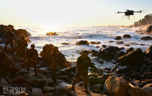육군 제23경비여단 기동타격팀이 강원 삼척시 수제선 일대를 정밀 정찰하고 있다. 삼척=강예진 기자