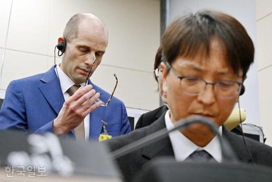 헤럴드 로저스 쿠팡 임시대표가 31일 국회 과학기술정보방송통신위원회에서 열린 쿠팡 연석 청문회에 출석해 안경을 벗고 있다. 로저스 대표 오른쪽은 박대준 전 대표. 민경석 기자