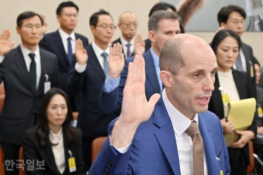 헤럴드 로저스 쿠팡 임시대표를 비롯한 쿠팡 고위 임직원들이 31일 국회 과학기술정보방송통신위원회에서 열린 쿠팡 연석 청문회에 출석해 증인선서를 하고 있다. 민경석 기자