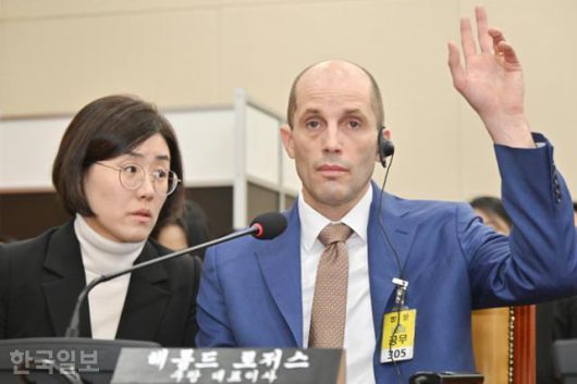 헤럴드 로저스 쿠팡 임시대표가 31일 국회 과학기술정보방송통신위원회에서 열린 쿠팡 연석 청문회에 출석해 로저스 대표의 사과를 촉구하는 상임위원들의 요구가 이어지자 최민희 위원장에게 발언권을 요청하고 있다. 민경석 기자